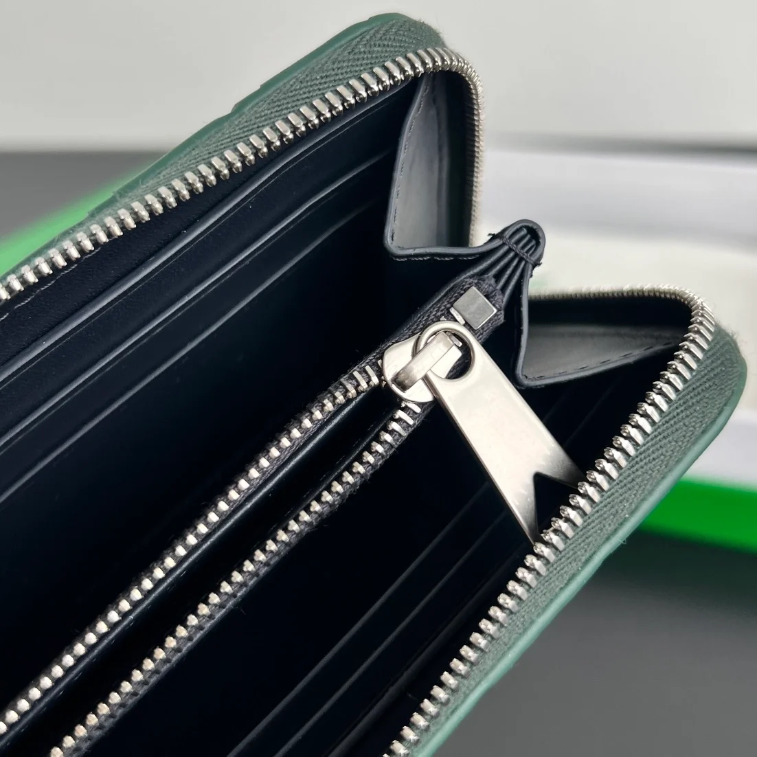 보테가 베네타 인트레치아토 지퍼 어라운드 지갑 그린