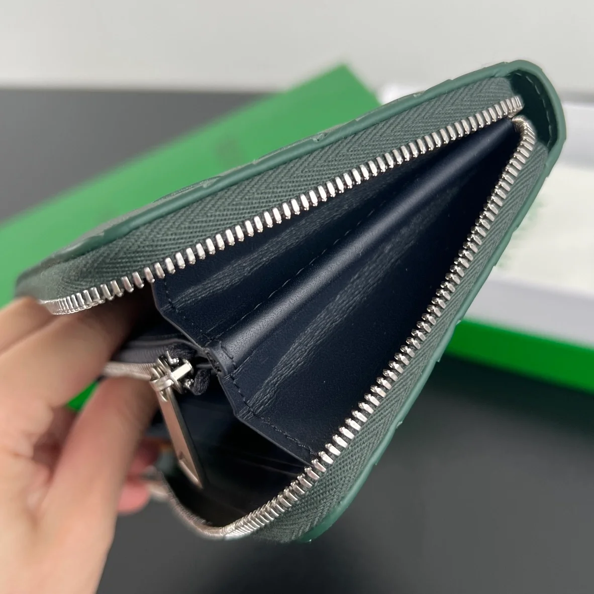 보테가 베네타 인트레치아토 지퍼 어라운드 지갑 그린