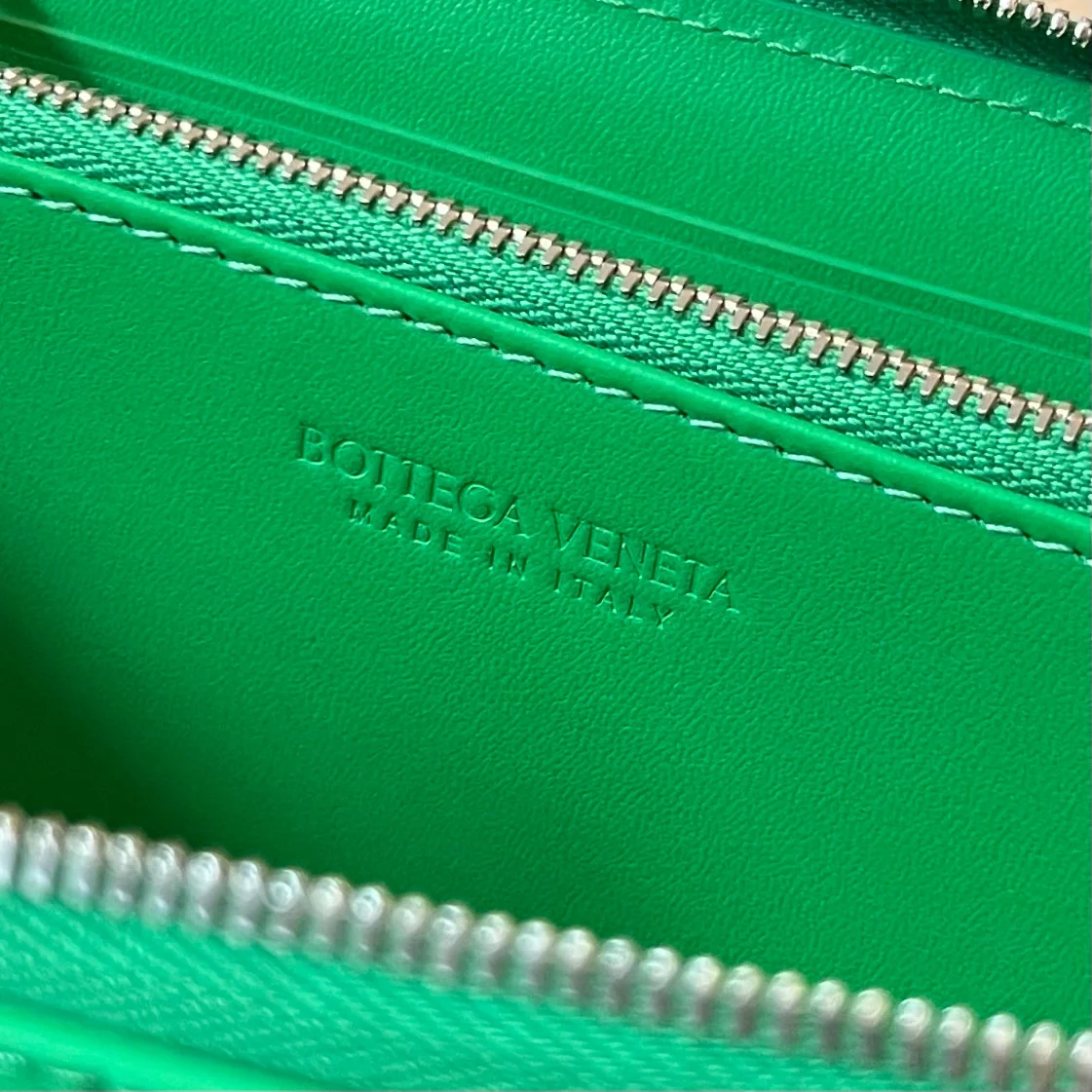 보테가 베네타 카세트 패러킷 어라운드 장지갑