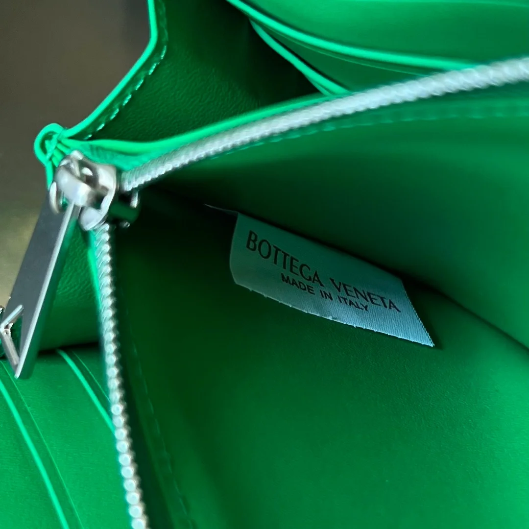 보테가 베네타 카세트 패러킷 어라운드 장지갑