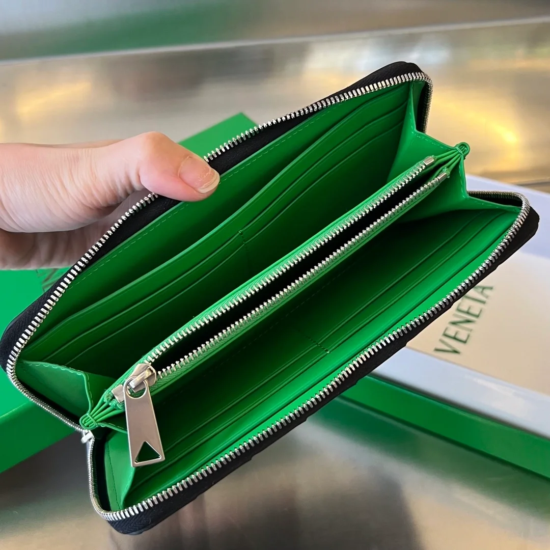 보테가 베네타 인트레치아토 어라운드 지갑 블랙/페러킷