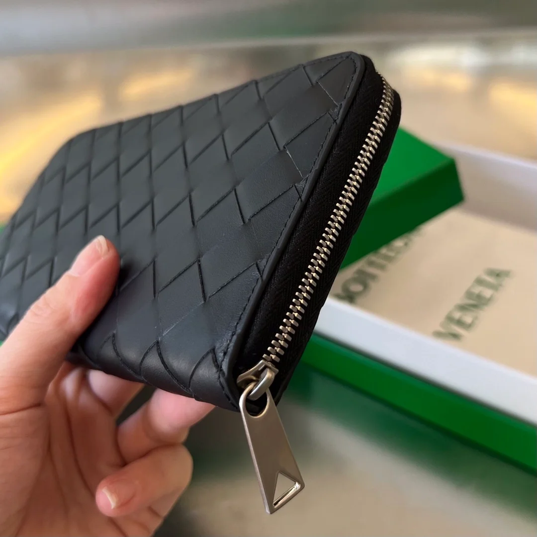 보테가 베네타 인트레치아토 어라운드 지갑 블랙/페러킷