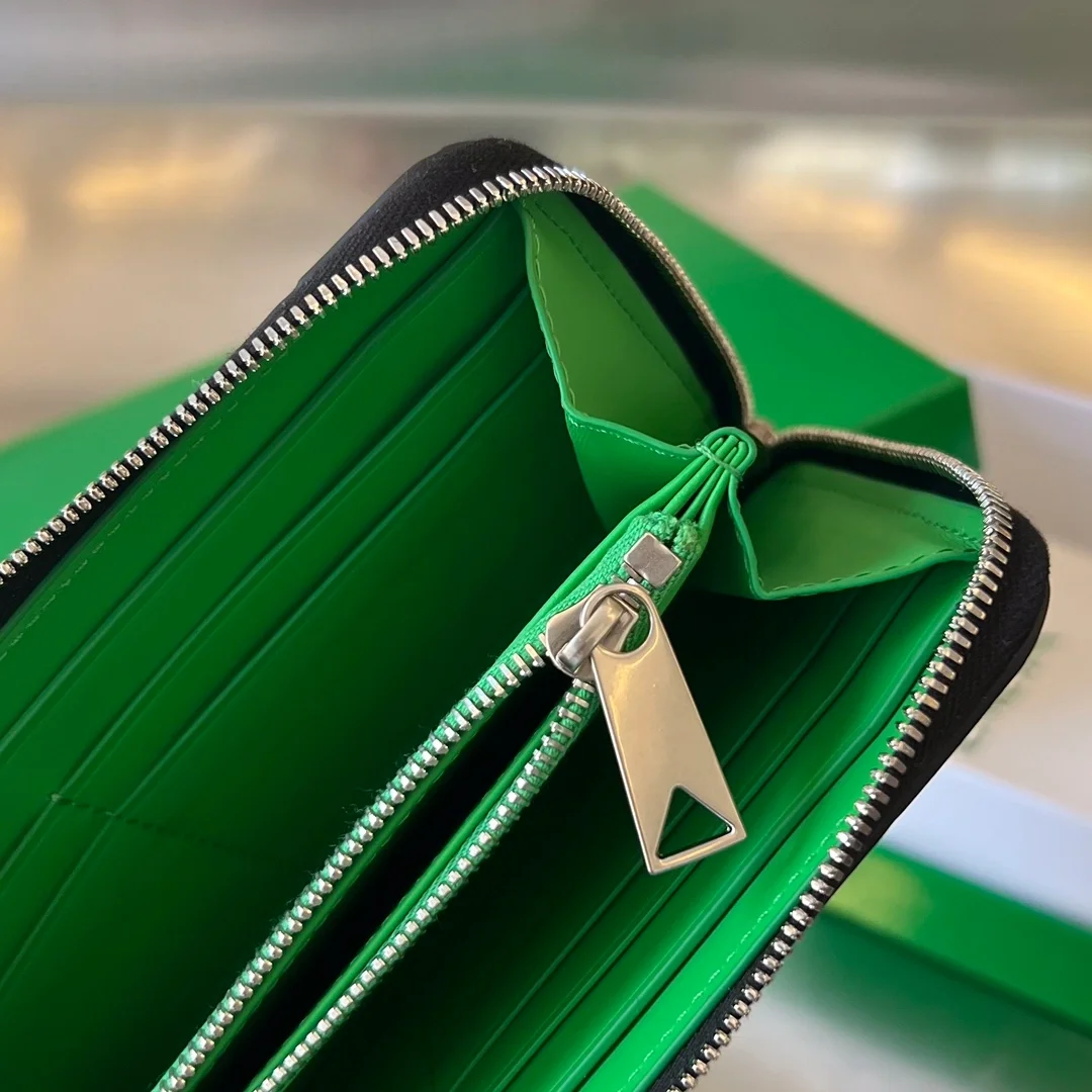 보테가 베네타 인트레치아토 어라운드 지갑 블랙/페러킷