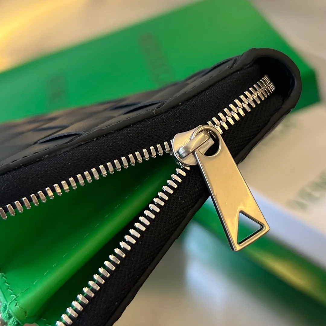 보테가 베네타 인트레치아토 어라운드 지갑 블랙/페러킷