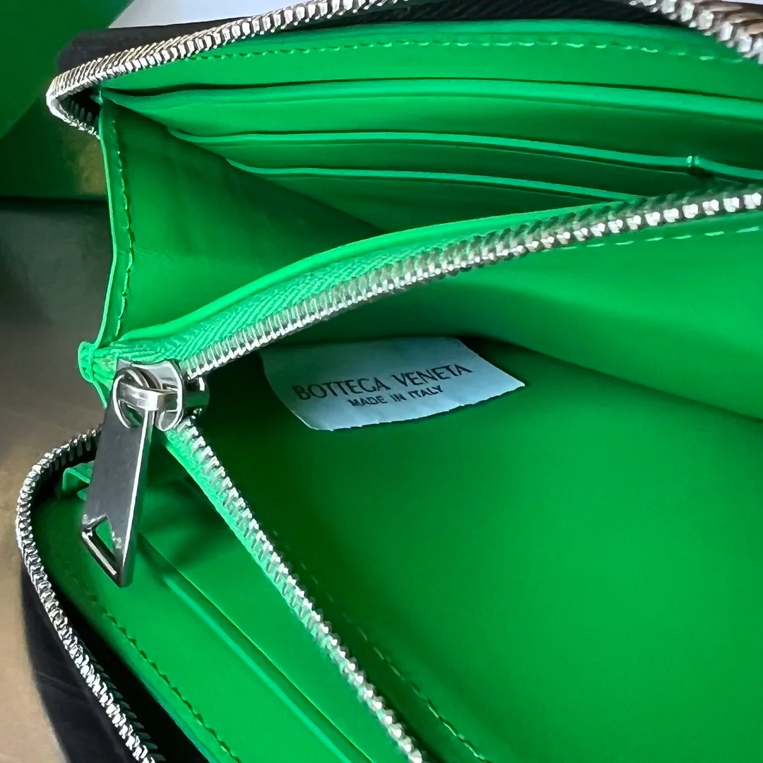 보테가 베네타 인트레치아토 어라운드 지갑 블랙/페러킷