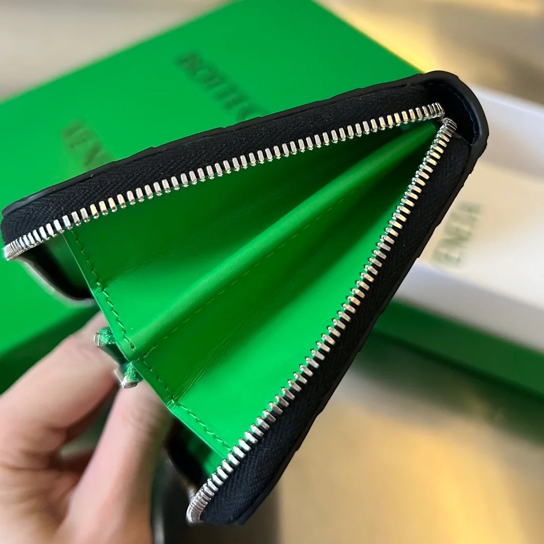 보테가 베네타 인트레치아토 어라운드 지갑 블랙/페러킷