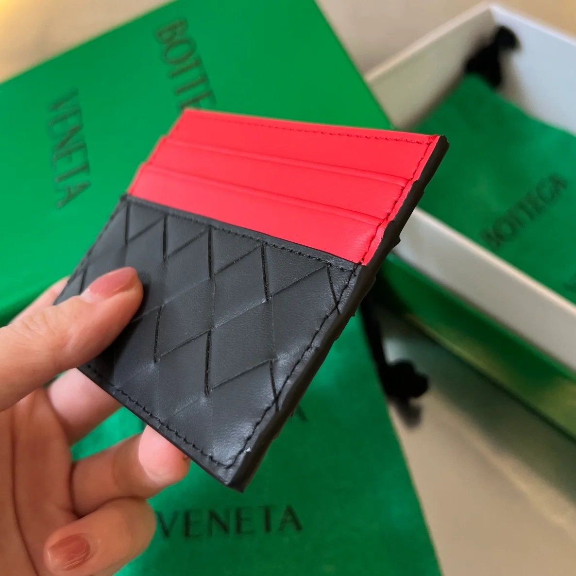 보테가 베네타 인트레치아토 투톤 카드지갑 레드