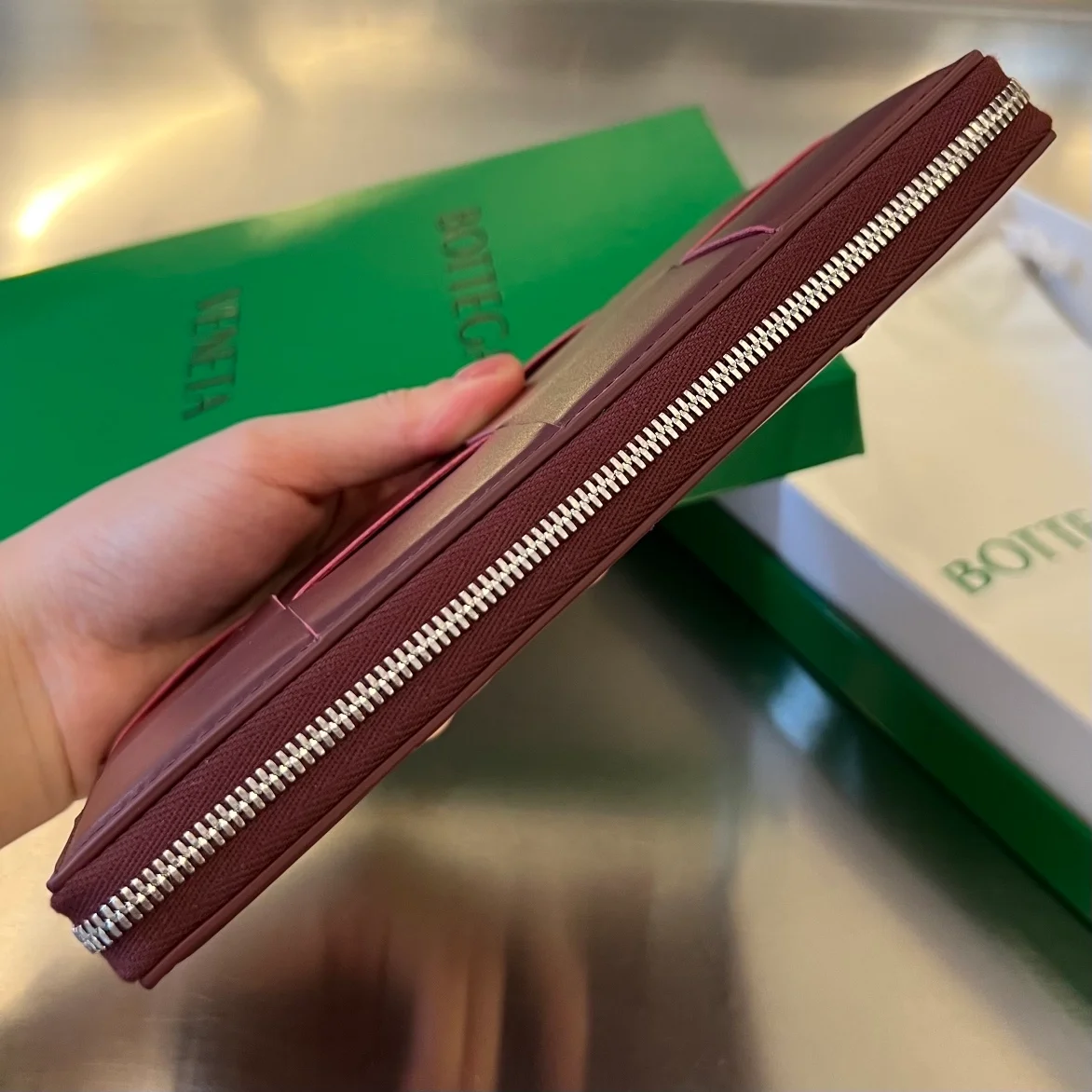 보테가 베네타 어라운드 지퍼 월릿 버건디