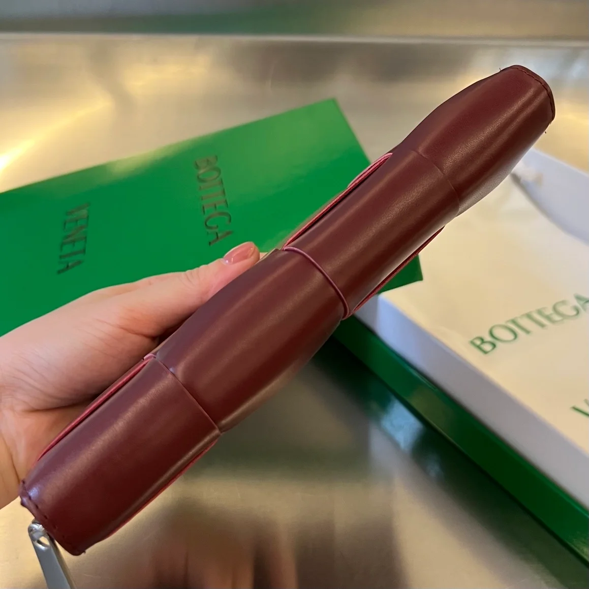 보테가 베네타 어라운드 지퍼 월릿 버건디