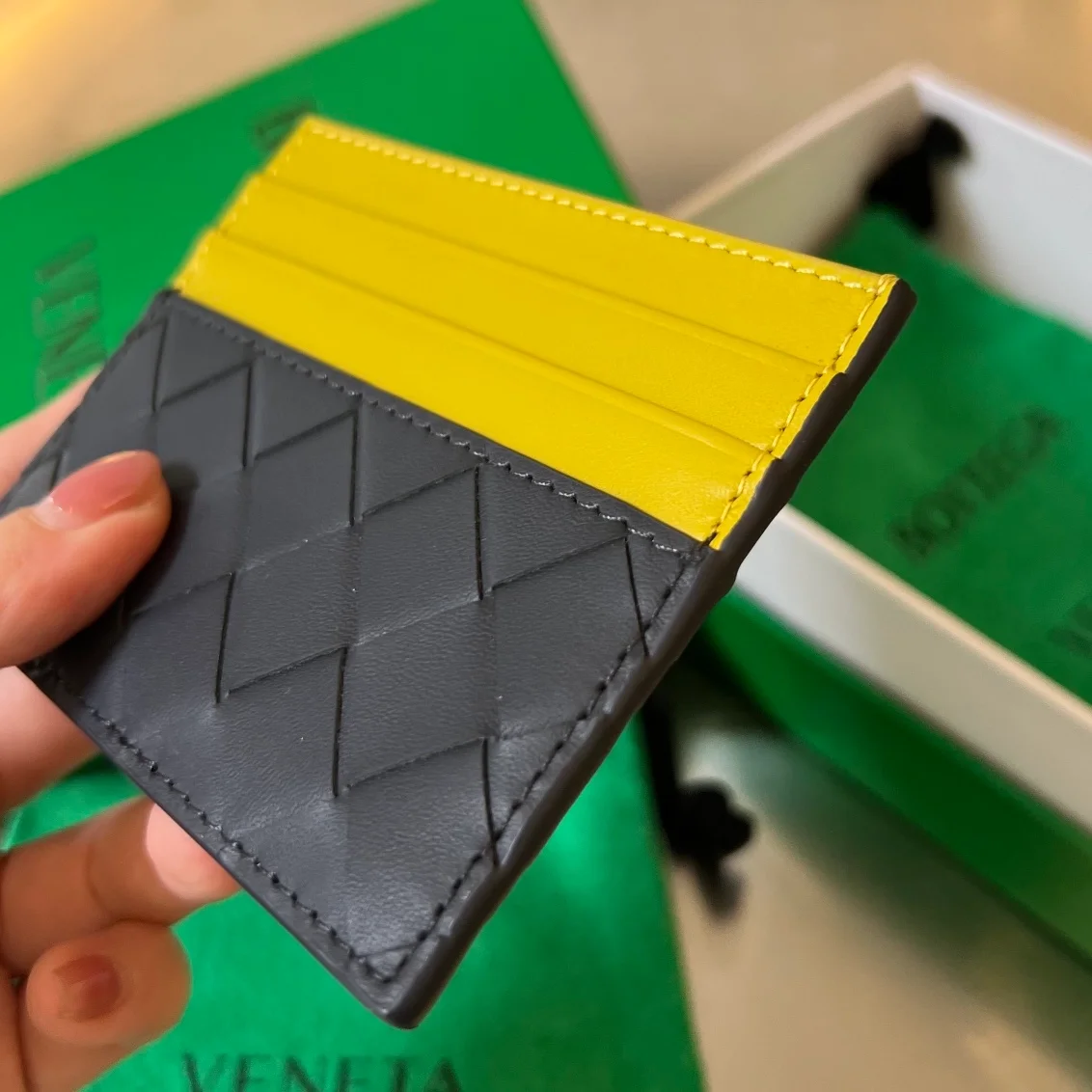 보테가 베네타 인트레치아토 투톤 카드지갑 머스타드