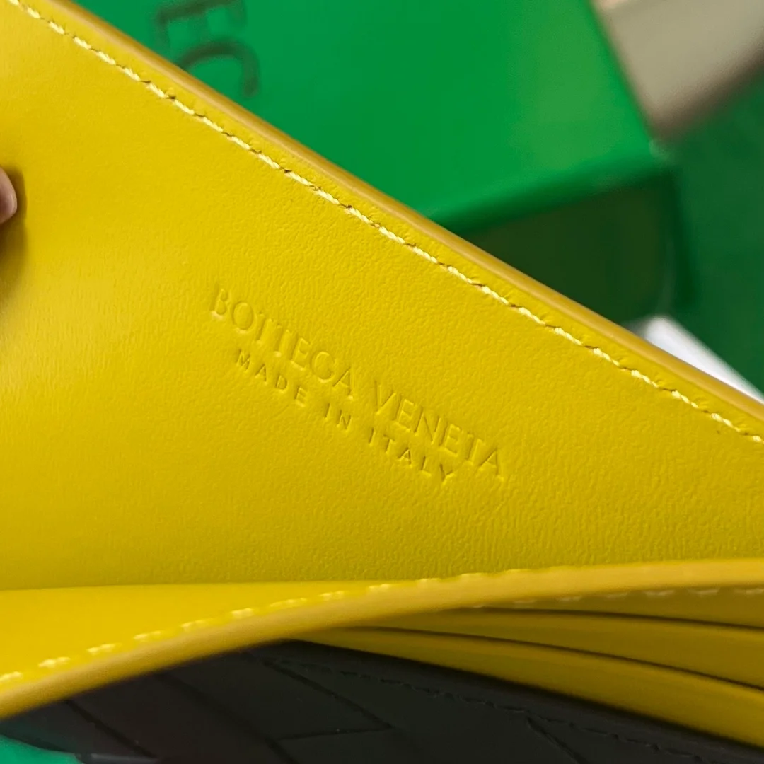 보테가 베네타 인트레치아토 투톤 카드지갑 머스타드