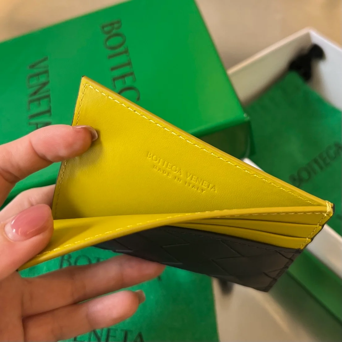 보테가 베네타 인트레치아토 투톤 카드지갑 머스타드