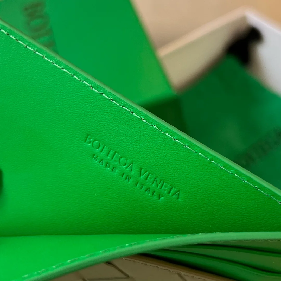 보테가 베네타 트래버틴 패러킷 카드케이스