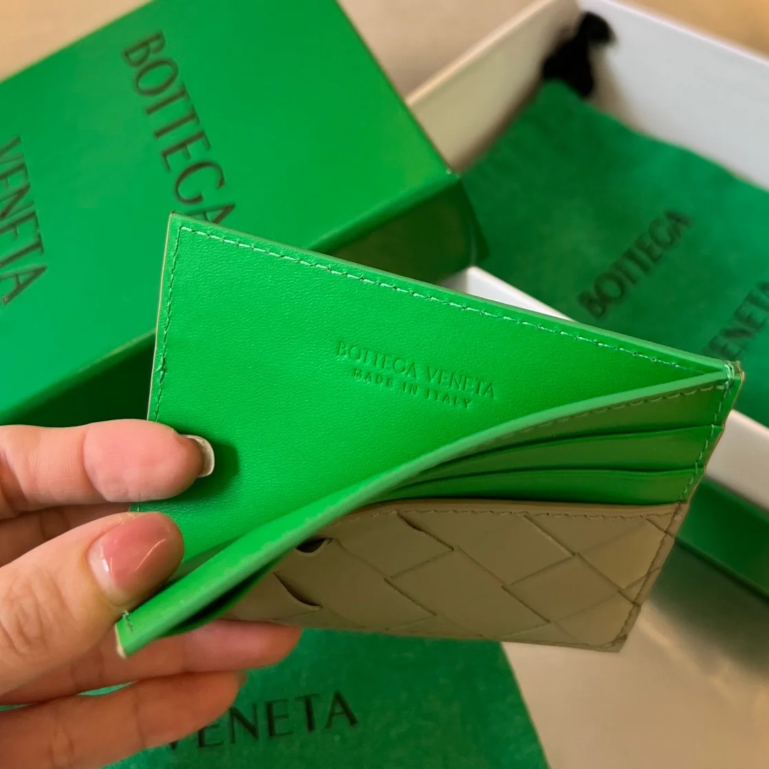 보테가 베네타 트래버틴 패러킷 카드케이스