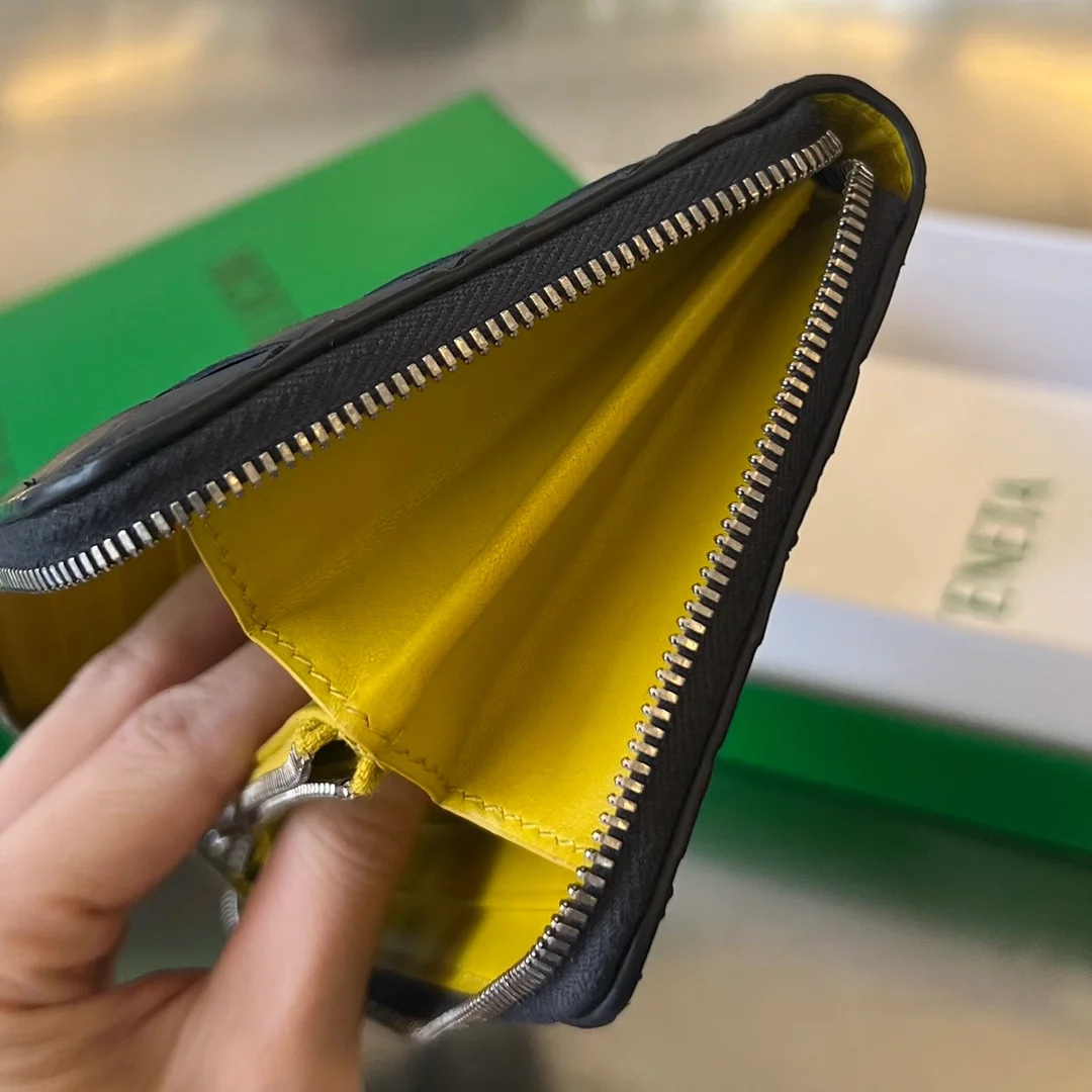 보테가 베네타 인트레치아토 어라운드 지갑 투톤 블랙/옐로우