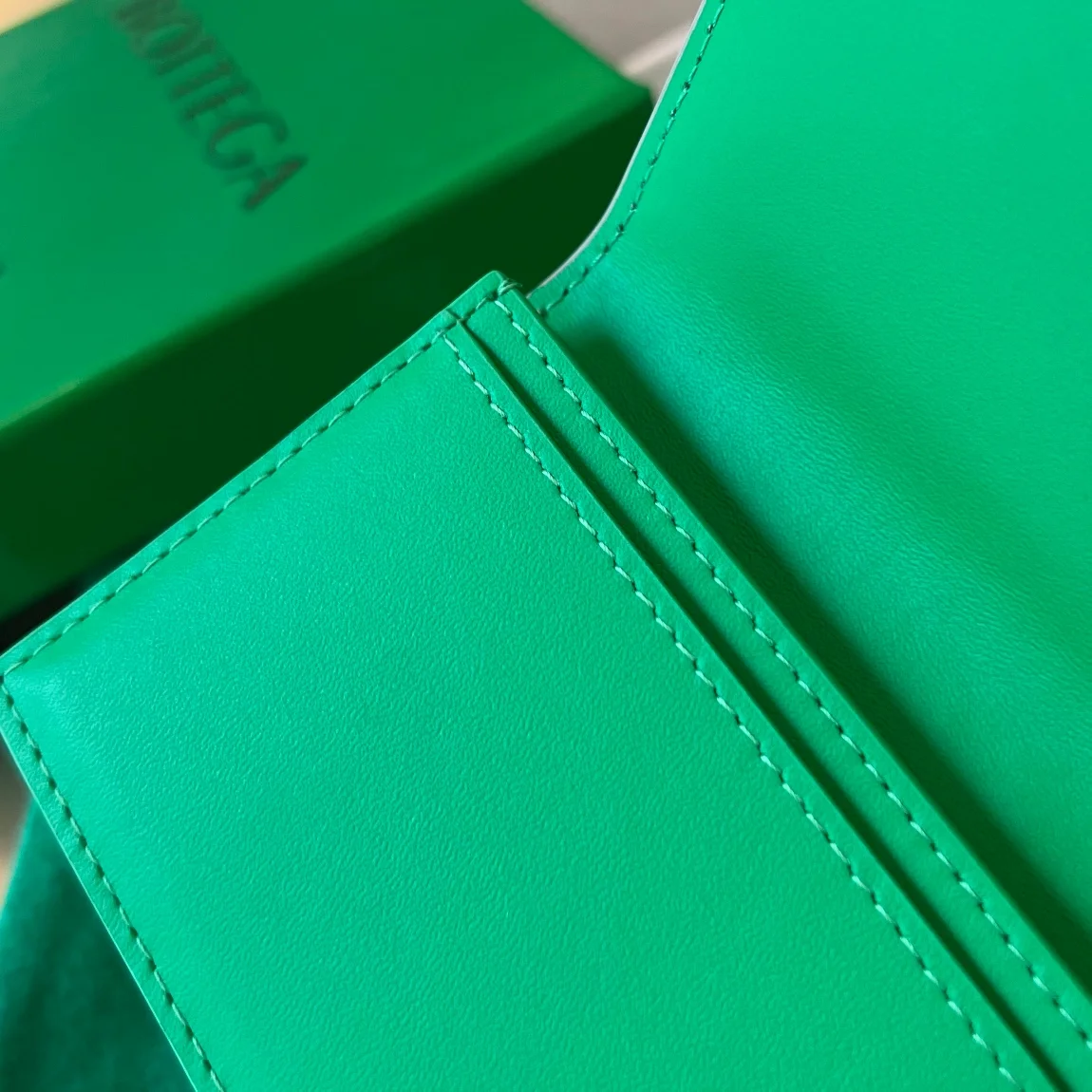 보테가 베네타 인트레치아토 트래버틴 명함지갑