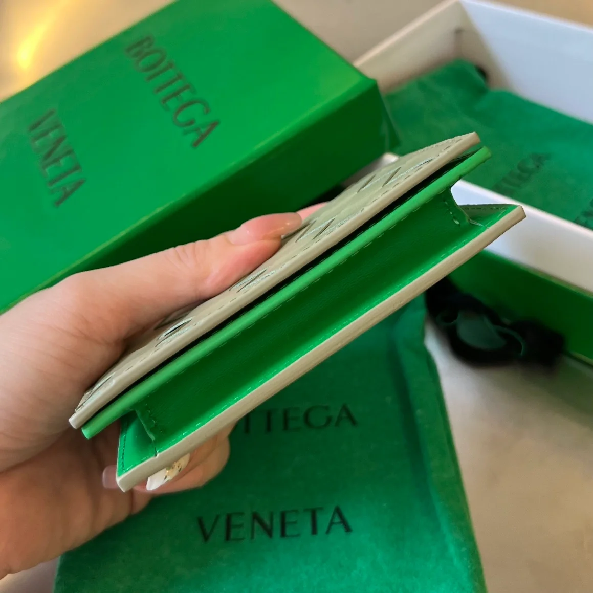 보테가 베네타 인트레치아토 트래버틴 명함지갑