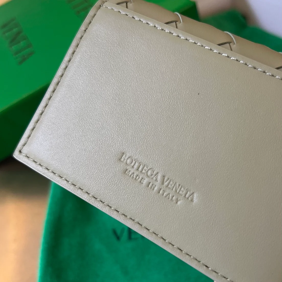 보테가 베네타 인트레치아토 트래버틴 명함지갑