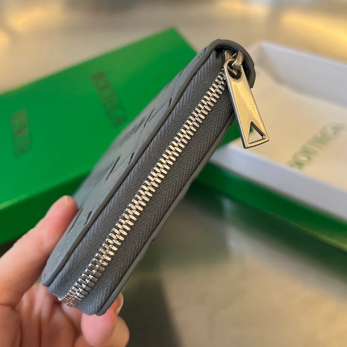 보테가 베네타 인트레치아토 어라운드 지갑 썬더