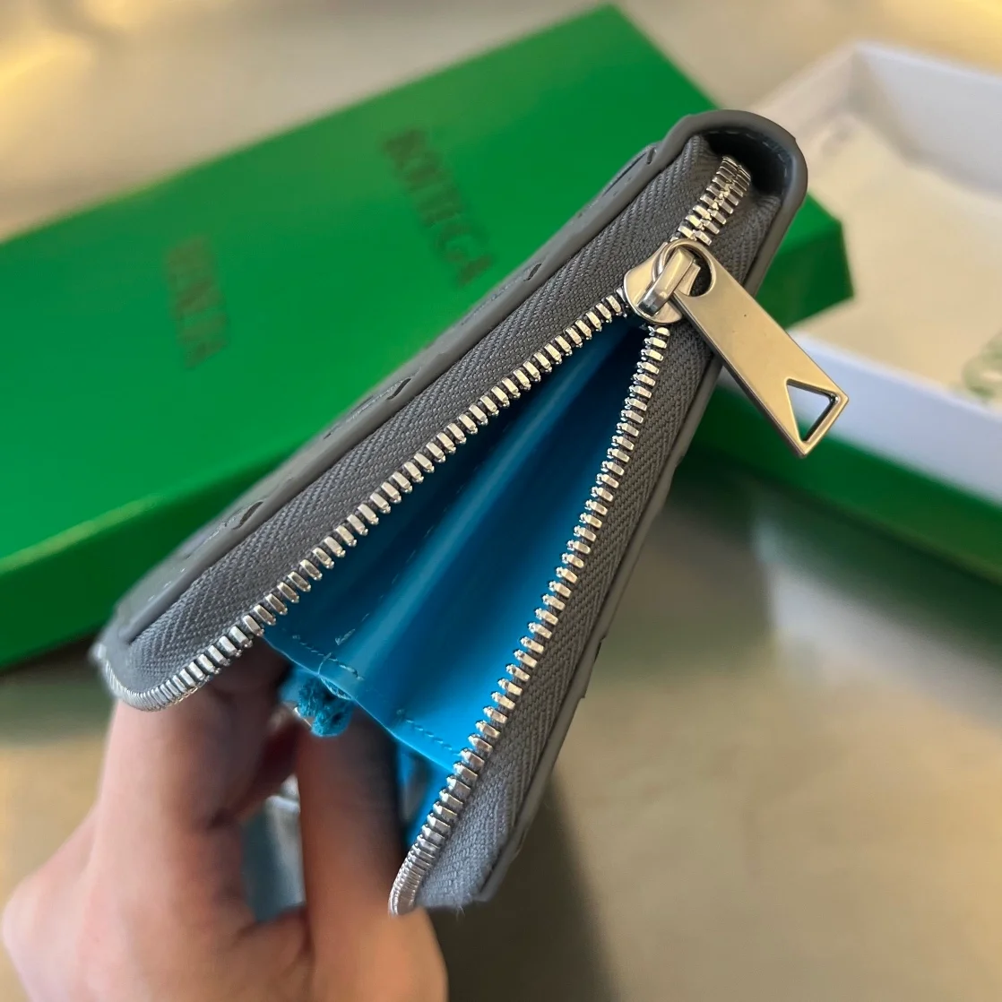 보테가 베네타 인트레치아토 어라운드 지갑 썬더