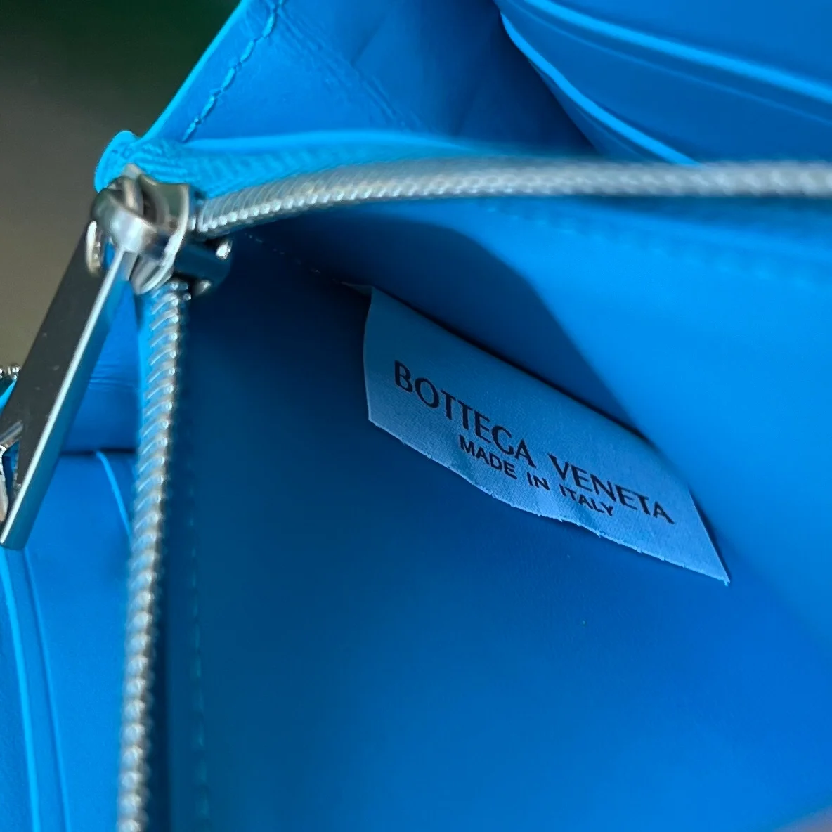 보테가 베네타 인트레치아토 어라운드 지갑 썬더