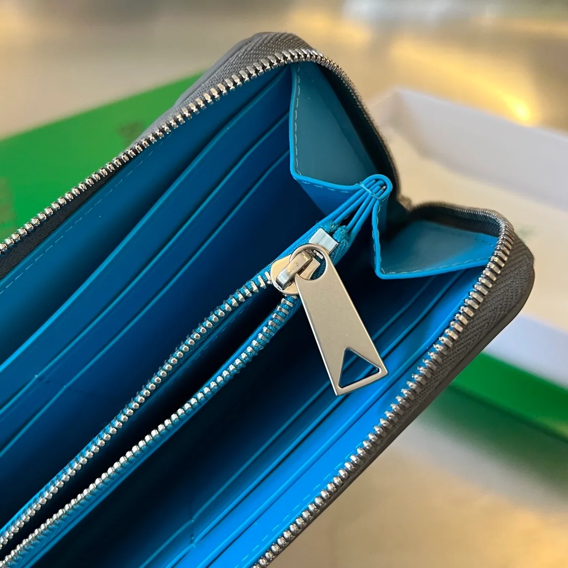 보테가 베네타 인트레치아토 어라운드 지갑 썬더