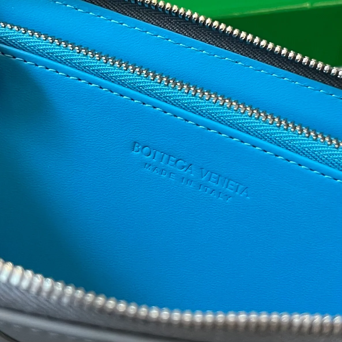 보테가 베네타 인트레치아토 어라운드 지갑 썬더