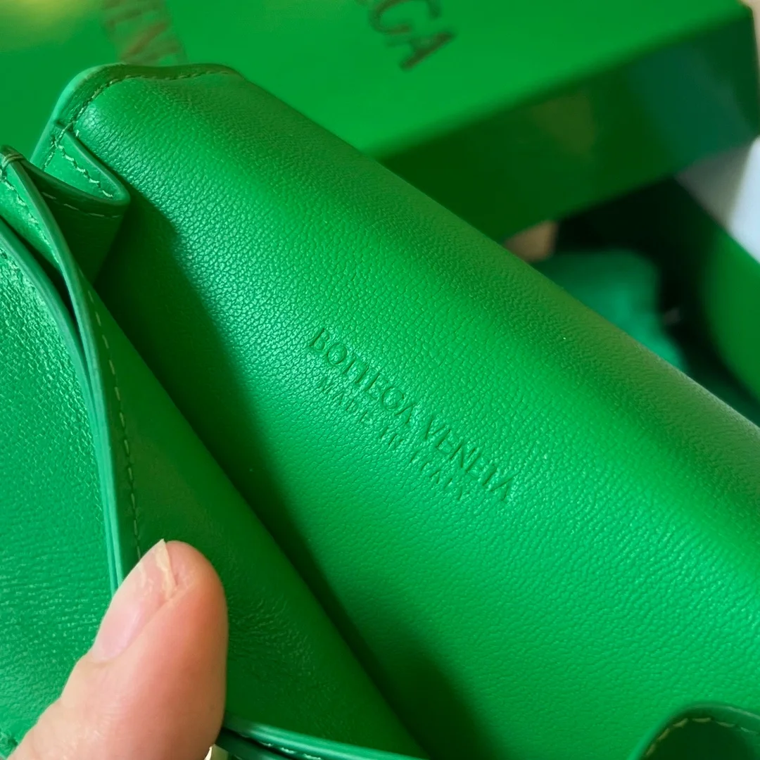 보테가 베네타 인트레치아토 레더 월렛