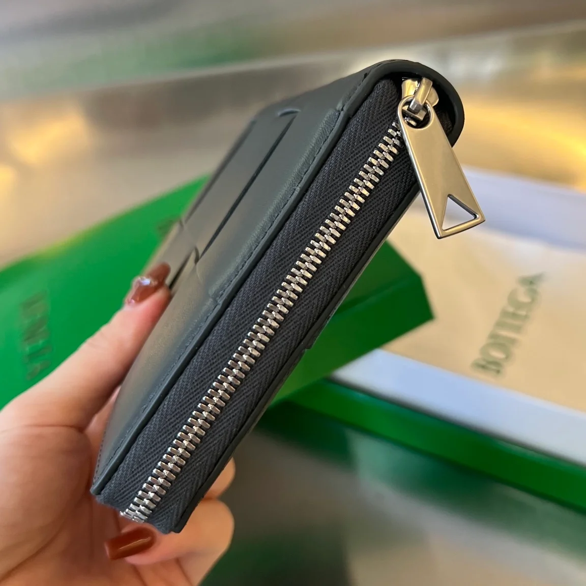 보테가 베네타 카세트 지퍼 어라운드 지갑