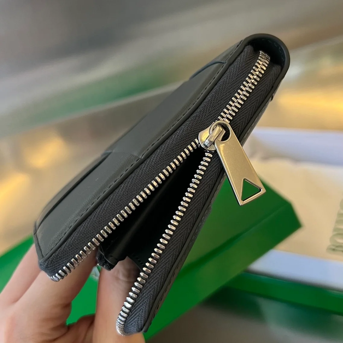 보테가 베네타 카세트 지퍼 어라운드 지갑