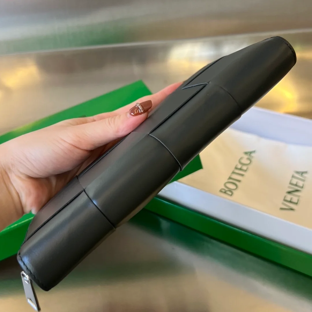 보테가 베네타 카세트 지퍼 어라운드 지갑