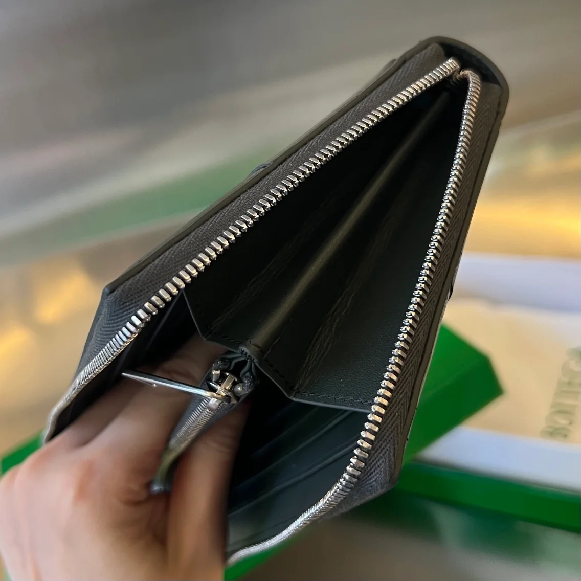 보테가 베네타 카세트 지퍼 어라운드 지갑