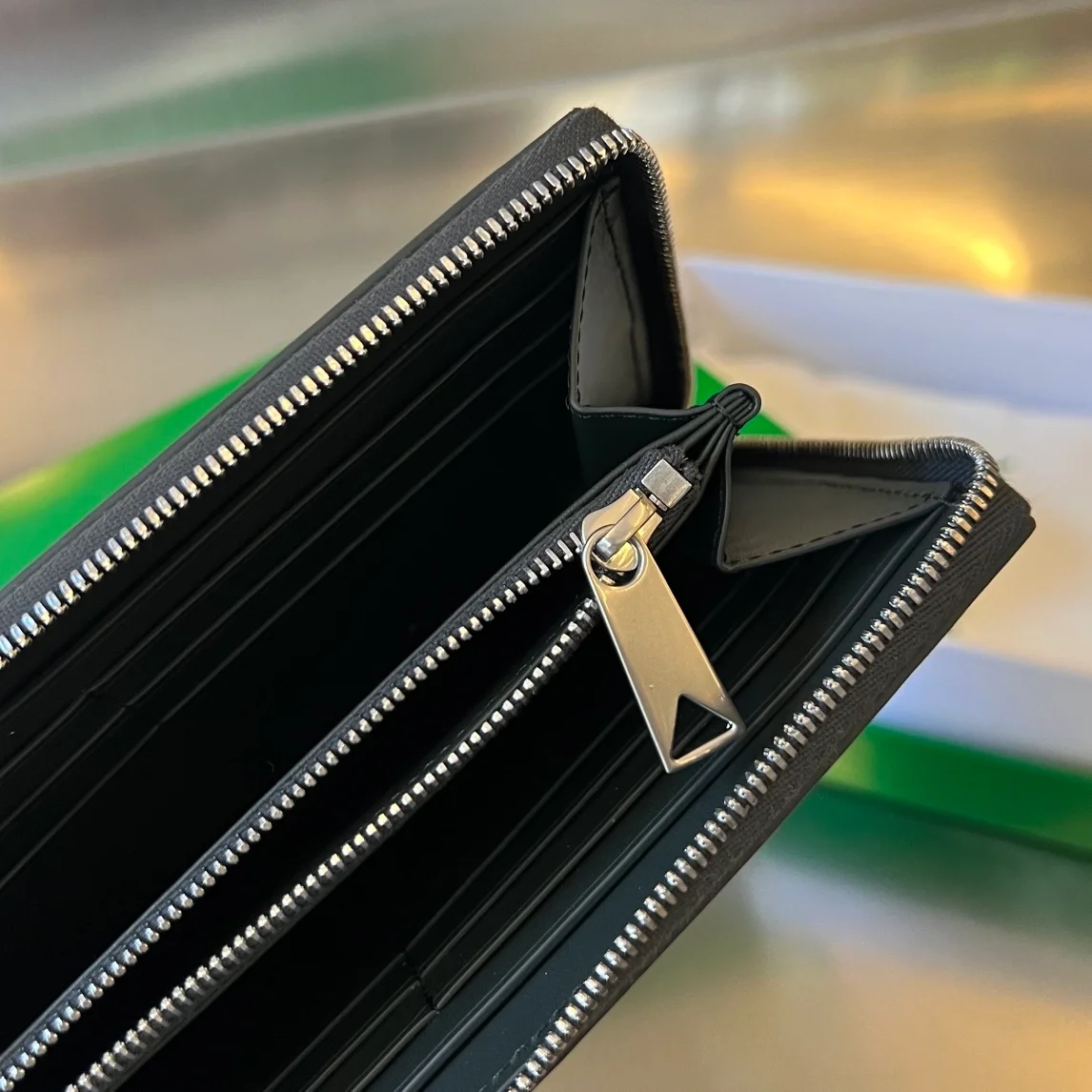 보테가 베네타 카세트 지퍼 어라운드 지갑