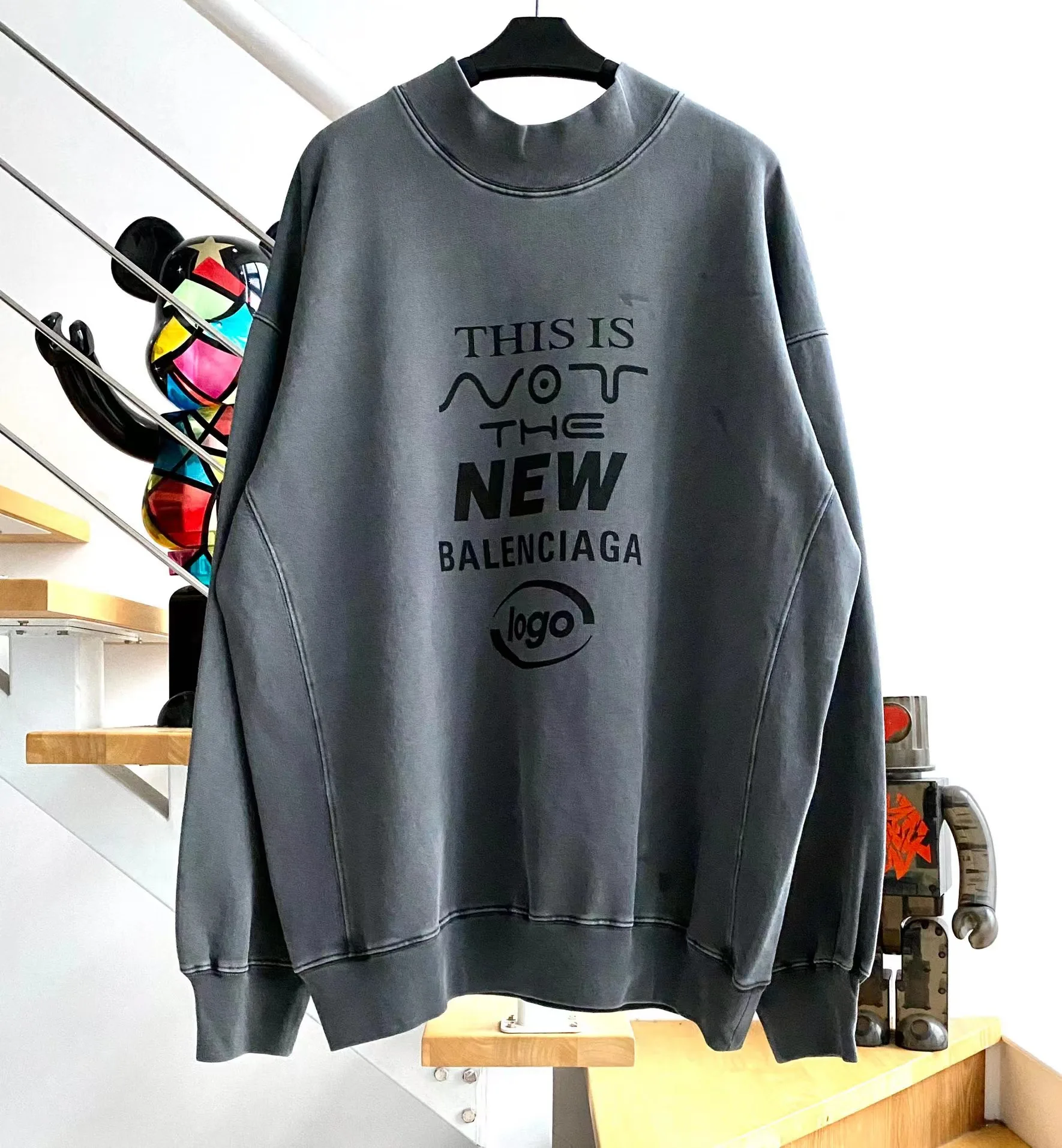 발렌시아가 THIS IS NEW 로고 스웨트셔츠 상세 이미지 2
