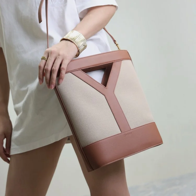 생로랑 Y 스몰 버킷 레더 브릭 808224