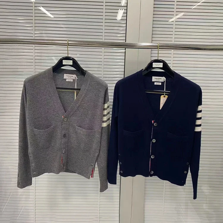 남녀공용 톰브라운 울 4바 스트라이프 밀라노 브이넥 가디건 (2color)