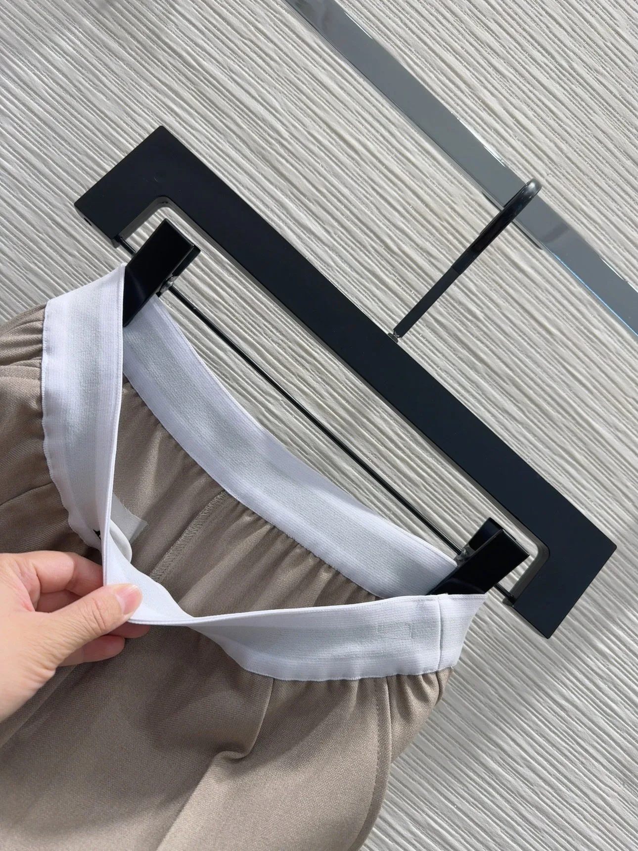 로에베 로고 밴딩 팬츠 베이지 상세 이미지 5