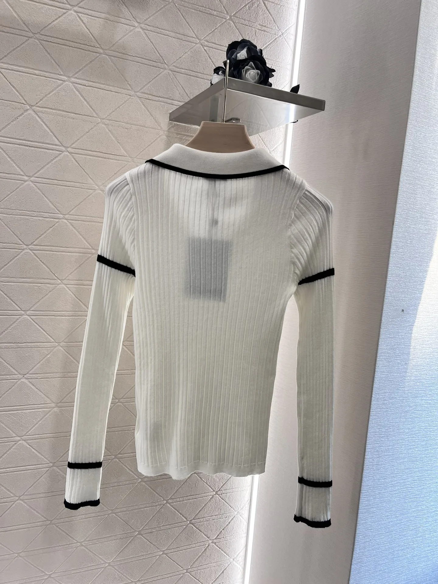 샤넬 브이넥 로고 골지 니트 화이트 상세 이미지 3
