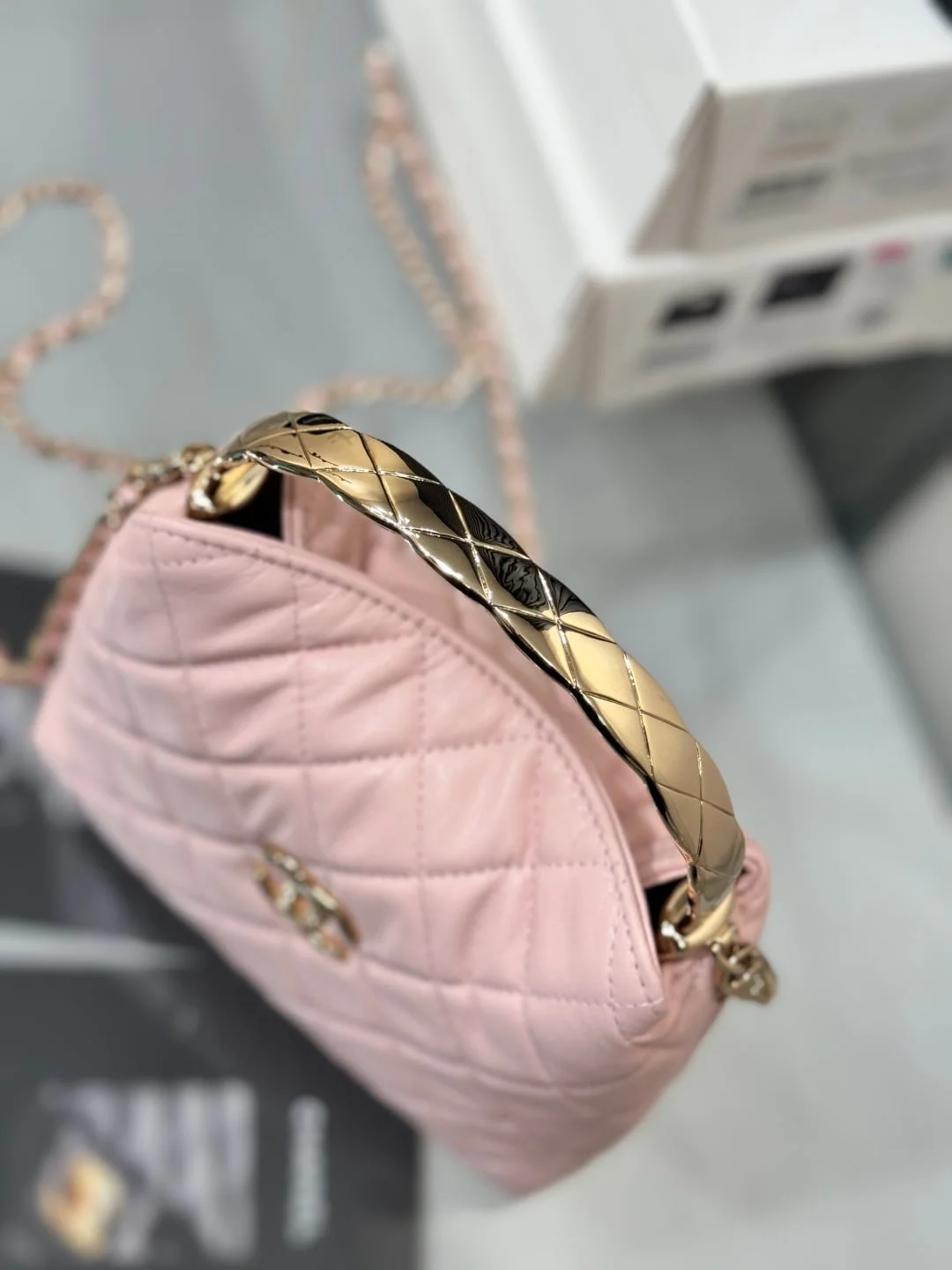 샤넬 25S 코코 크러쉬 핸들 런치백 핑크