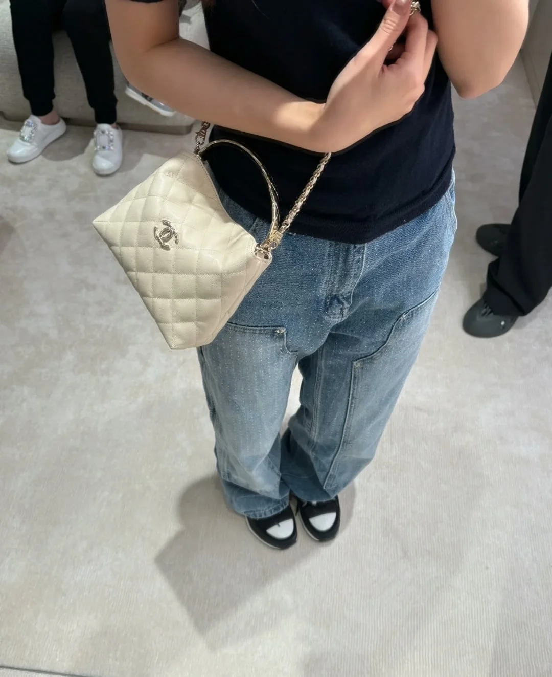 샤넬 25S 코코 크러쉬 핸들 런치백 베이지