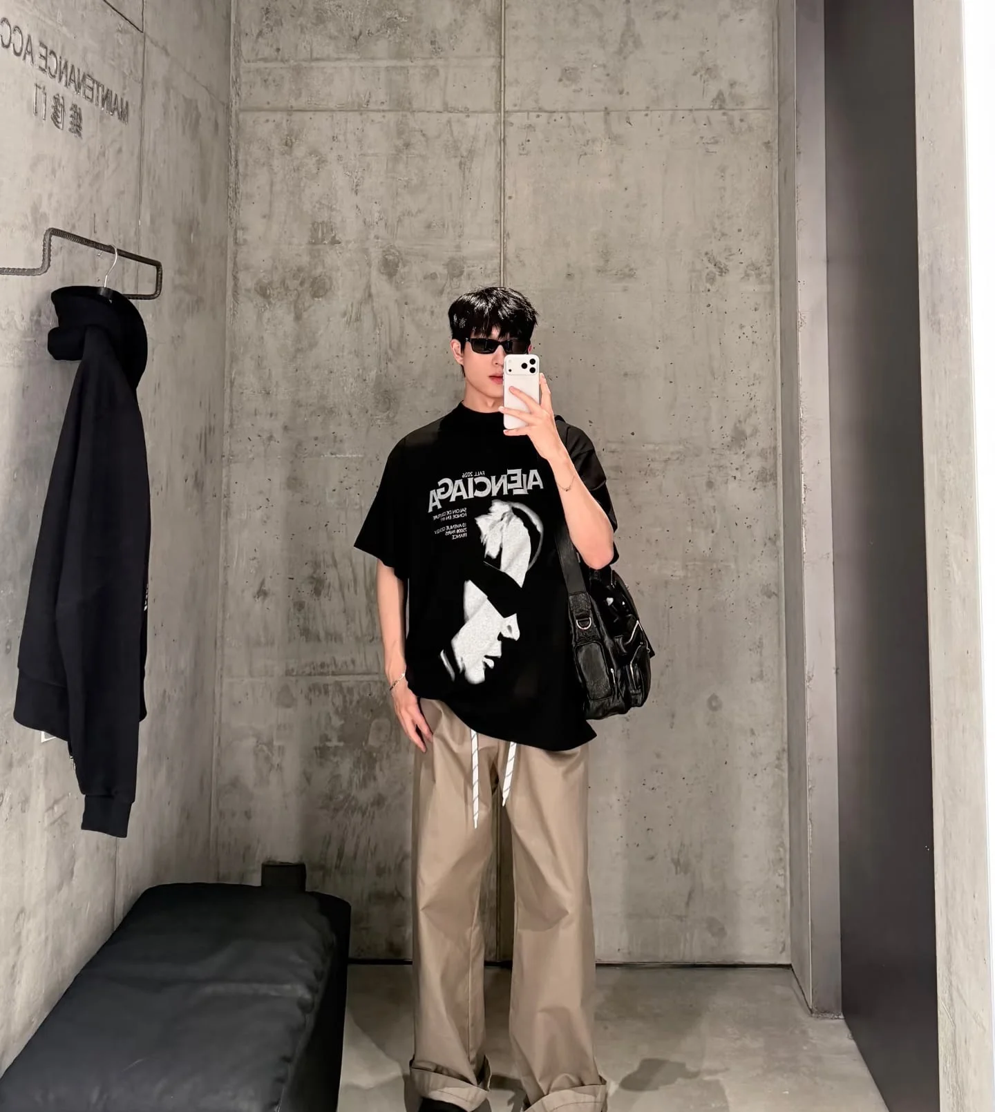발렌시아가 레이디 인 쉐이드 오버사이즈 티셔츠 블랙