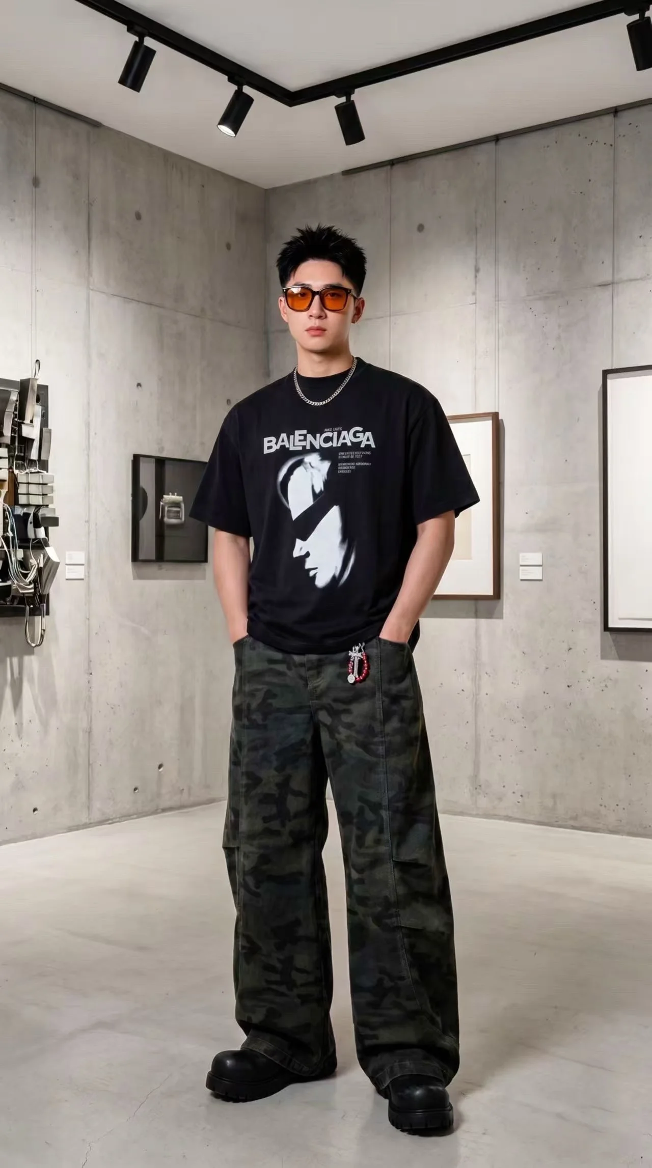 남녀공용 발렌시아가 레이디 인 쉐이드 오버사이즈 티셔츠 블랙