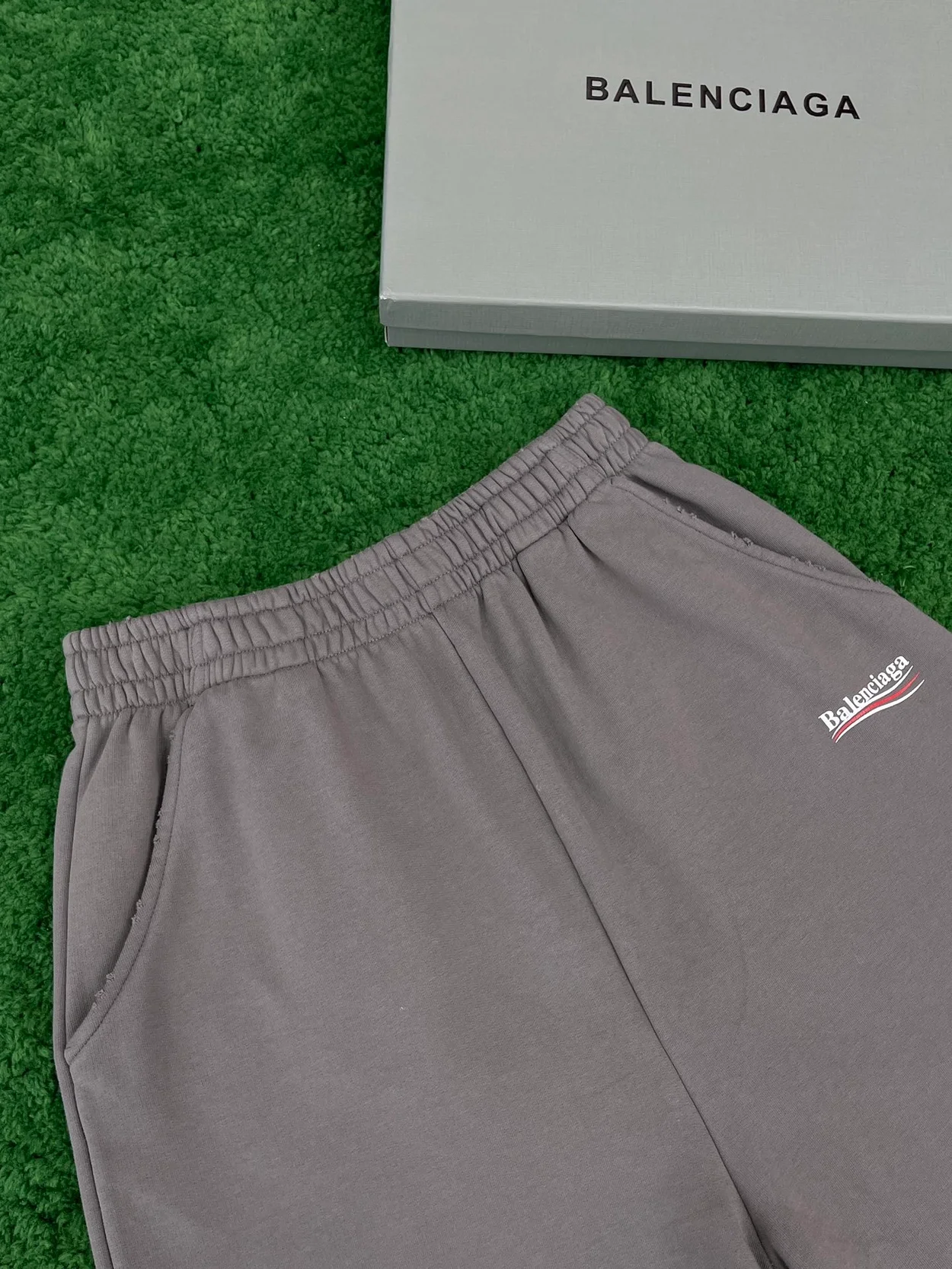 발렌시아가 폴리티컬 캠페인 라지 핏 스웨트 쇼츠 카키