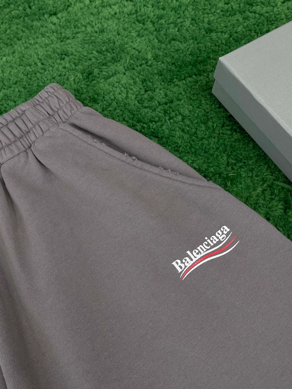 발렌시아가 폴리티컬 캠페인 라지 핏 스웨트 쇼츠 카키