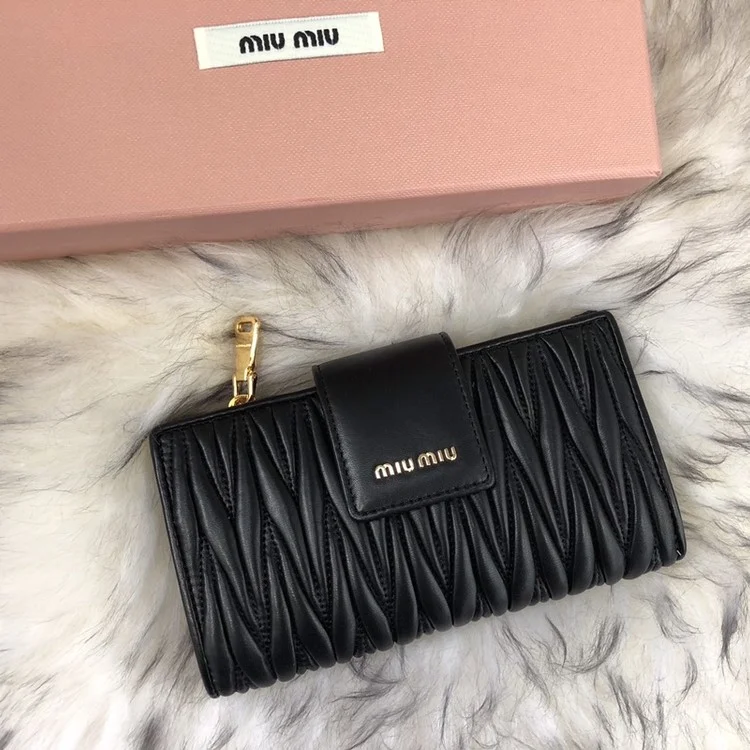 미우미우 마테라쎄 지갑