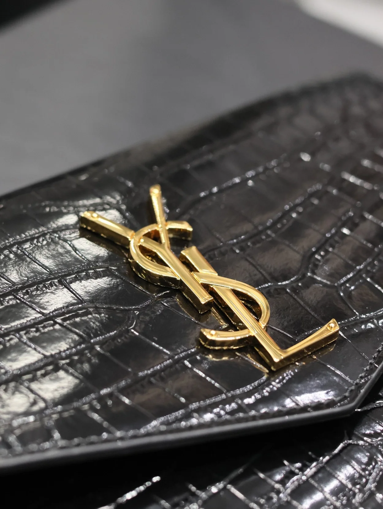 생로랑 그랑 드 뿌드르 크로커다일 업타운 파우치 블랙