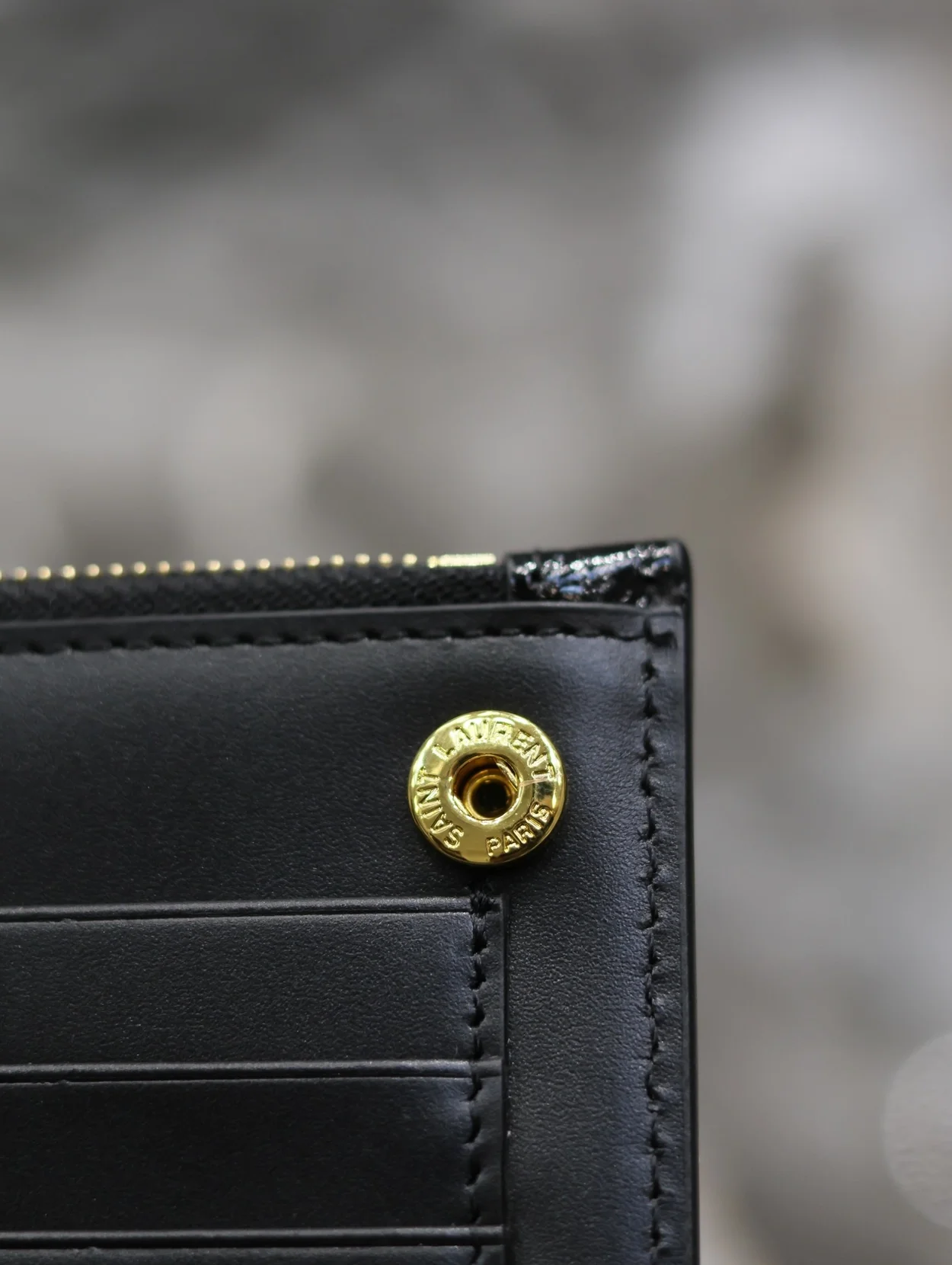 생로랑 그랑 드 뿌드르 크로커다일 업타운 파우치 블랙