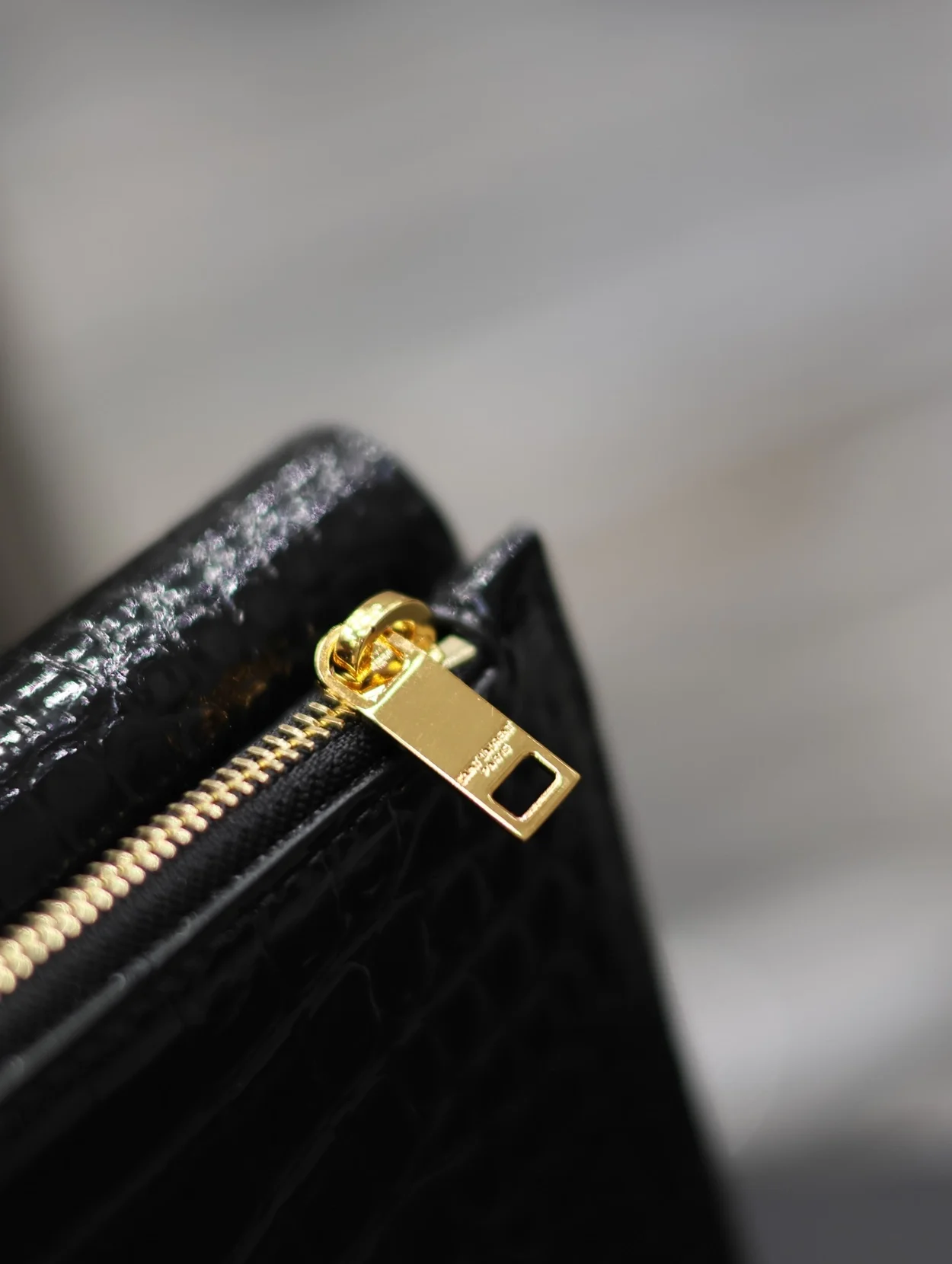 생로랑 그랑 드 뿌드르 크로커다일 업타운 파우치 블랙