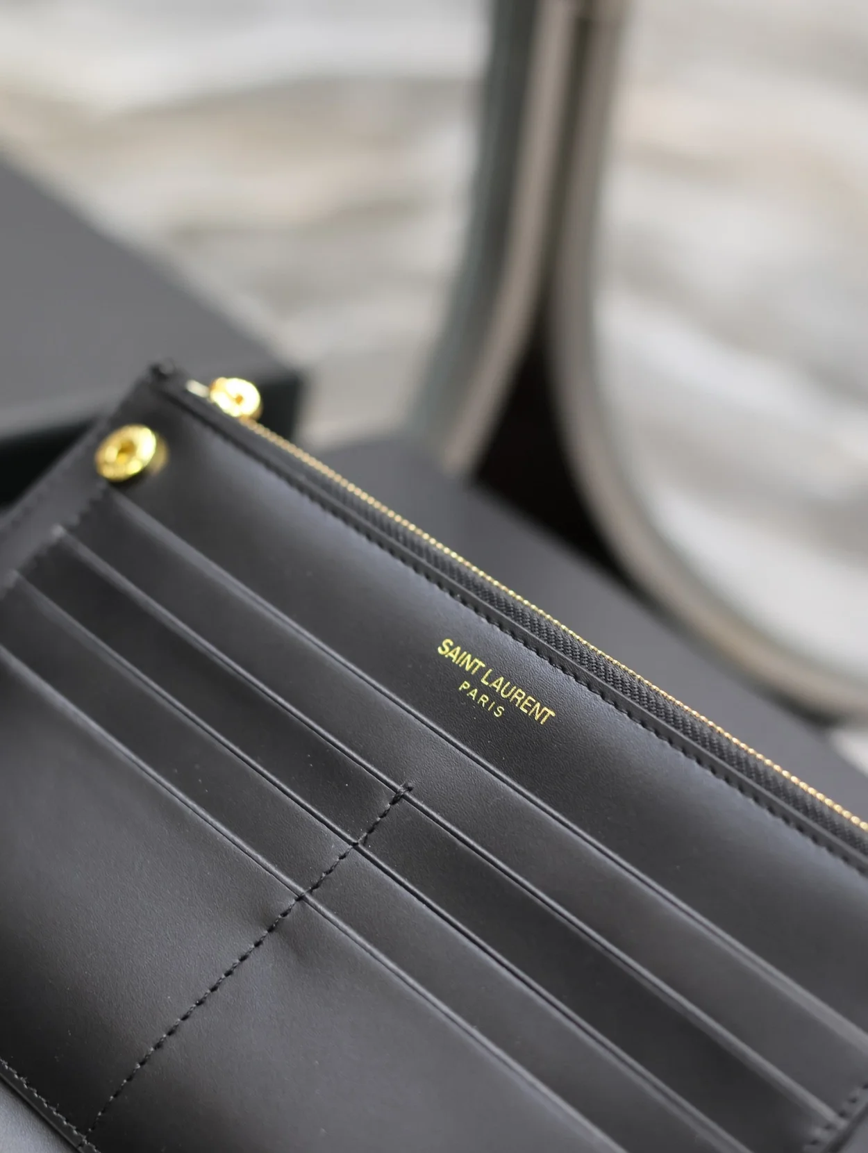 생로랑 그랑 드 뿌드르 크로커다일 업타운 파우치 블랙