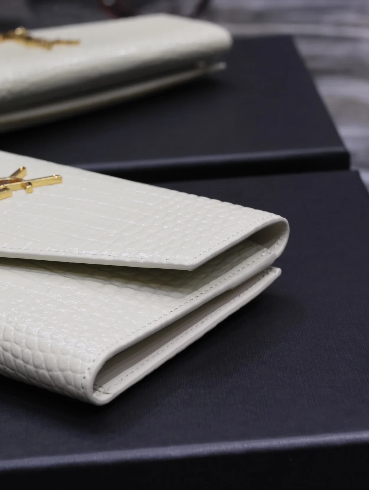 생로랑 그랑 드 뿌드르 크로커다일 업타운 화이트